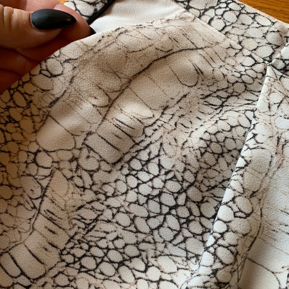 NWT white snakeskin Philosophy shorts size 6 - Picture 4 of 8